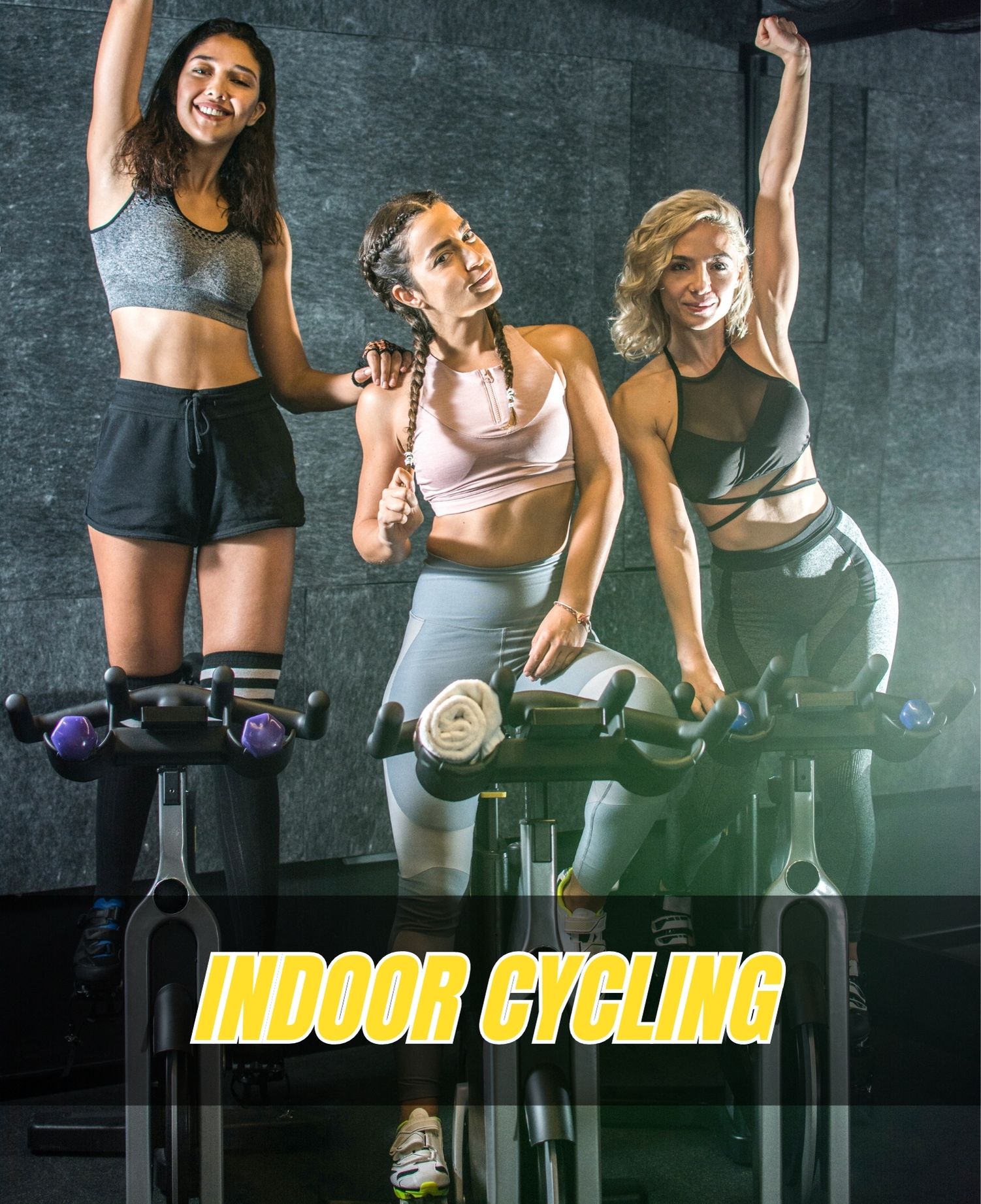Drei Frauen sitzen auf Indoor Fahrrädern